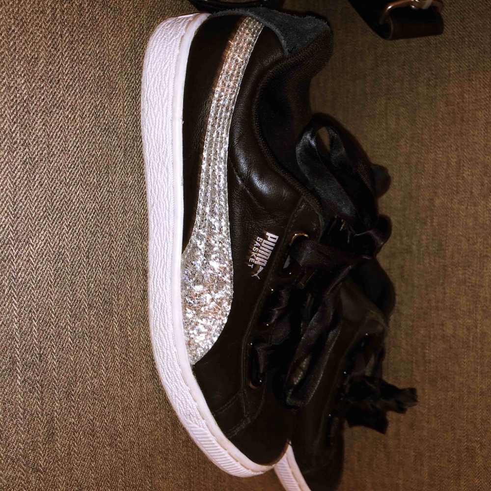 Black and sliver puma sneakers
